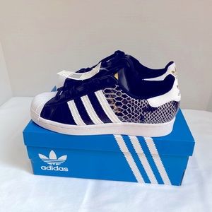 Adidas womens superstar black and gold crack 6.5